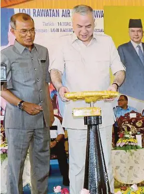  ?? [FOTO ABDULLAH YUSOF/BH] ?? Sultan Nazrin diiringi Pengurus Besar Lembaga Air Perak, Datuk Mohd Yusof Mohd Isa (kiri) berkenan merasmikan Loji Rawatan Air Kampung Senawar Kuala Kangsar, semalam.