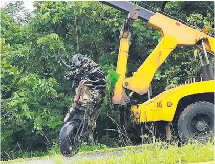  ?? ÉDGAR CHINCHILLA. ?? La moto de Alberto Castillo colisionó contra un automóvil en La Fortuna de San Carlos.