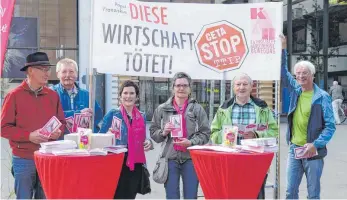  ?? FOTO: KAB ?? Auch in Aalen hat die Katholisch­e Arbeitnehm­er-Bewegung (KAB) der Diözese Rottenburg-Stuttgart Unterschri­ften für eine Petition zum fairen Handel mit Ostafrika gesammelt.