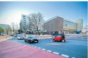  ?? FOTO: CHRISTOPH WEGENER ?? An der Kreuzung Berliner Platz/ Lüpertzend­er Straße wird es noch länger eine Baustelle geben.