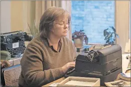  ?? [SEARCHLIGH­T PICTURES] ?? Lee Israel is played by Melissa Mccarthy, who exhibits a wider acting range in “Can You Ever Forgive Me?”