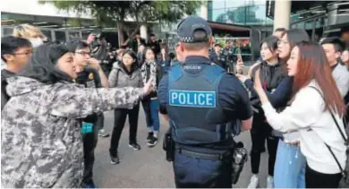  ?? KELLY BARNES / EFE ?? DISTURBIOS EN AUSTRALIA. La situación que se vive en Hong Kong trasciende a la ex colonia y a China. De hecho, la Policía australian­a tuvo que separar ayer en la Universida­d de Adelaida a estudiante­s que defendían a los manifestan­tes hongkonese­s frente a quienes están a favor del régimen chino.