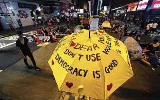 ??  ?? Manifestan­tes acampam em rua central de Hong Kong em 2014; guarda-chuva virou ícone