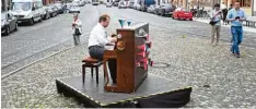  ?? Foto: Ulrich Wagner ?? Sebastian Knauer, hier bei seinem spontanen Auftritt im Mai in der Augsburger Innenstadt, eröffnet am Freitag sein sechstes Festival.