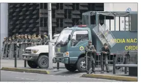  ??  ?? A peine installée, la Constituan­te a limogé l’une des opposantes les plus virulentes du président socialiste, la procureure générale Luisa Ortega. Dans la matinée, l’armée lui avait déjà interdit l’accès au Parquet général, à Caracas (ci-dessus)....