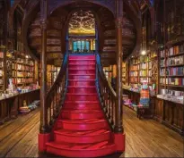  ??  ?? L’escalier majestueux de la librairie Lello à Porto aurait inspiré J. K. Rowling pour ses Harry Potter.