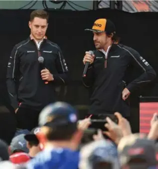  ?? FOTO PHOTO NEWS ?? Fernando Alonso verschijnt samen met Stoffel Vandoorne in de fanzone. “Ik ben de enige die dit jaar in de kwalificat­ies altijd sneller was dan zijn teammaat.”