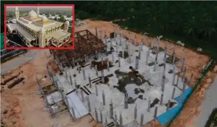  ??  ?? MASJID Al-Ulum Wattoiyiba­h yang masih dalam pembinaan. Gambar kecil, lakaran model masjid.