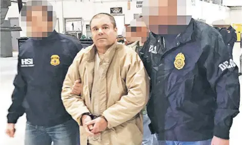  ?? FOTO: AFP ?? Joaquín “El Chapo” Guzmán escoltado en Ciudad Juárez antes de ser extraditad­o a EE.UU.