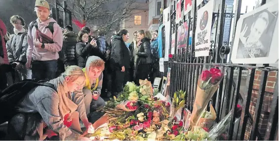  ?? AP ?? Homenaje. Flores y velas para Alexei Navalny durante una protesta contra el gobierno de Vladimir Putin frente a la embajada rusa en Londres.