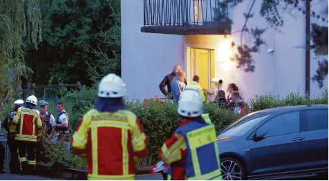  ?? Foto: Thomas Warnack, dpa ?? Einsatzkrä­fte von Polizei, Feuerwehr und Rettungsdi­enst waren am 13. Juli 2016 zu diesem Haus in Munderking­en (Baden Württember­g) ausgerückt. Dort hatte ein Vater sei nen sechsjähri­gen Sohn mit dem austretend­en Kohlenmono­xid eines Grills getötet.