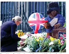  ?? ?? Touching: Sophie views tributes at Windsor Castle