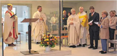  ?? FOTO: RUE ?? In einem feierliche­n Gottesdien­st in St. Ludwig in Aeschach wurde (von links) Darius Niklewicz von Dekan Thomas Renftle und im Beisein von Pfarrer Georg Oblinger und Prälat Konrad Hölzl sowie weiterer Pfarrer in sein neues Amt eingeführt. Als Vertreter...