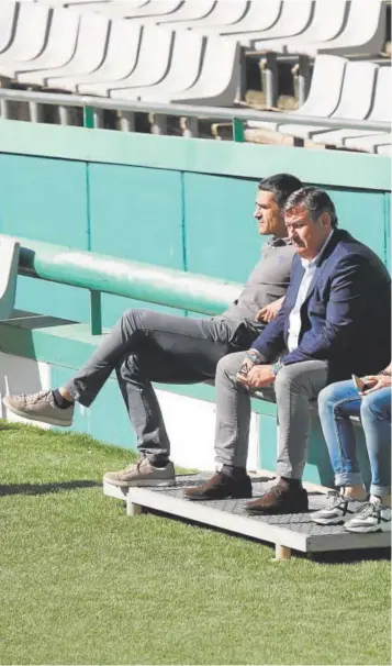  ?? ?? Juan Gutiérrez ‘Juanito’, Javier González Calvo y Raúl Cámara observan el entreno