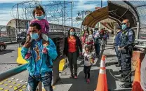  ?? Daniel Berehulak / New York Times ?? Four parents from Mexico and Central America will be allowed to join their children in the United States this week.