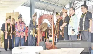  ??  ?? JUHAR (tiga kiri) memalu gong sebanyak tujuh kali bagi melancarka­n Pesta Kaamatan Peringkat Negeri Sabah 2018. Turut sama, Musa (dua kiri) dan Pairin (kiri).