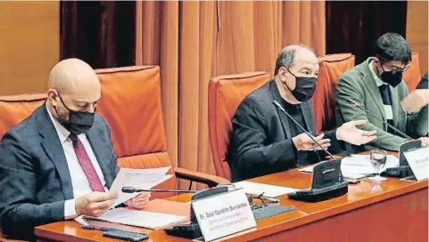  ?? PARLAMENT / EP ?? Vicent Sanchis, al centre, va comparèixe­r ahir a la comissió de control a la CCMA del Parlament de Catalunya