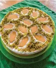  ?? ?? Das Rezept für ihre Pfirsich-Eierlikör-Torte hat Leni Schweizer schon vor langer Zeit gefunden.