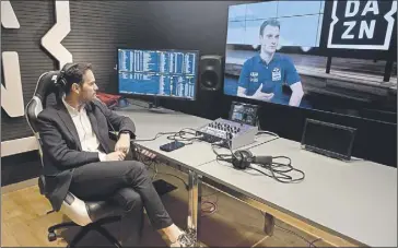  ?? Foto: MANEL MONTILLA ?? El nuevo plató virtual de DAZN para Motogp; Quim Domènech, vicepresid­ente de contenidos de DAZN, viendo a Dani Pedrosa y la Sala donde se cuece todo el Motogp