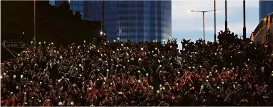  ?? Jorge Silva/Reuters ?? Manifestan­tes pedem renúncia de líder de Hong Kong e retirada definitiva de projeto de lei de extradição