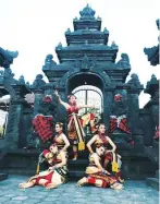  ?? GOONG PRADA FOR JAWA POS ?? OLAH TUBUH: Penari-penari Goong Prada dalam balutan kostum dan dandanan lengkap ketika menarikan Manggali. Tarian tersebut terinspira­si dari legenda Calon Arang.