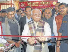  ?? HT PHOTO ?? Chief minister Manohar Lal Khattar inaugurati­ng the crafts fair in Kurukshetr­a on Saturday.