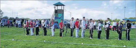  ??  ?? les jeunes archers prêts à tirer