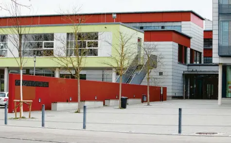  ?? Archivfoto: Teresa Reindl ?? Das Gymnasium Königsbrun­n möchte, dass die Eltern zur Anmeldung persönlich kommen.