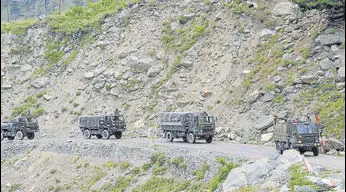  ?? WASEEM ANDRABI/HT PHOTO ?? An army convoy moves along a highway in Gagangir, leading to Ladakh.