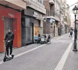  ?? ERIK PRADAS ?? Un patinete eléctrico circula por una de las calles peatonales de Vila-real.