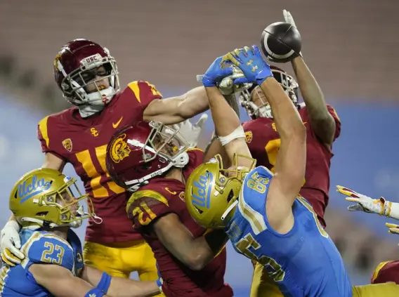  ?? Ashley Landis, The Associated Press ?? UCLA tight end Greg Dulcich goes up to catch a pass in the end zone in 2020.