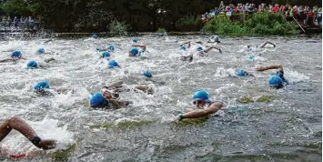  ?? Fotos (4): Franz Lipowsky ?? Impression­en vom Schwimmen, Radfahren und Laufen beim 30. Triathlon des TSV Oettingen.