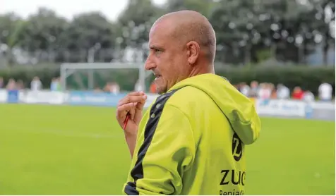  ?? Foto: Michael Hochgemuth ?? Ziemlich angespannt blickt Stätzlings Trainer Alex Bartl dem Gastspiel seiner Mannschaft beim SV Raisting entgegen. Nach zwei Niederlage­n hintereina­nder stehen die Stätzlinge­r schon etwas unter Zugzwang.