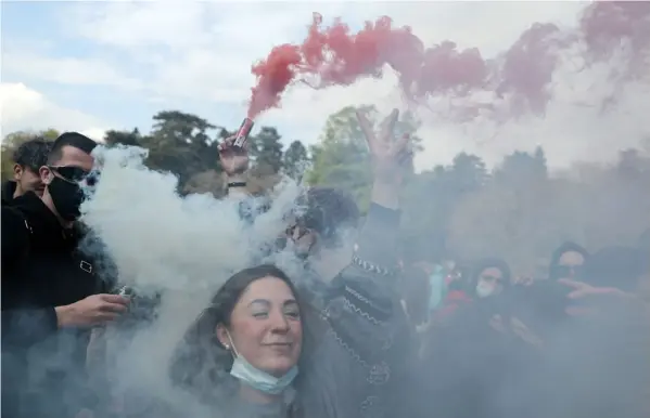  ?? AFP ?? Cientos de jóvenes que se oponen al uso de tapabocas y a las restriccio­nes acudieron a una fiesta en un parque de Bruselas, Bélgica.