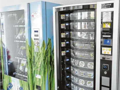  ?? Fotos: Helmut Bissinger ?? Hersteller entdecken ein neues Vermarktun­gskonzept: Lebensmitt­el aus dem Automaten werden immer häufiger.