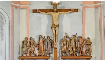  ?? ?? St. Anna in Furschweil­er wurde 1828 geweiht. Eine große Kreuzigung­sgruppe (Mitte) bestimmt den Altarraum; wer sie wann geschaffen hat, ist unbekannt. Einige Statuen schmücken darüber hinaus den Innenraum der Kirche.