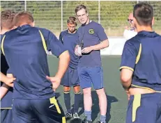  ?? RP-FOTO: ACHIM BLAZY (ARCHIV) ?? Zusammen schaffen wir es! Martin Hasenpflug (Mitte), der Trainer der Ratinger AJunioren, traut seinem Team den Klassenerh­alt zu.