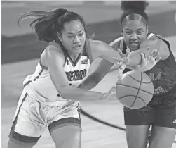  ?? PATRICK BREEN-ARIZONA REPUBLIC ?? ASU's Jaddan Simmons (2) steals a pass away from Southern Utah's Margarita Satini (2) at Desert Financial Arena on Monday.