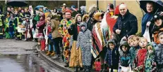  ??  ?? In Niederkrüc­hten trotzten die Zuschauer am Straßenran­d beim Tulpensonn­tagszug genauso dem Regen wie die Aktiven.