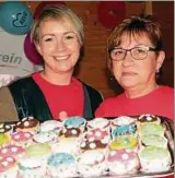  ??  ?? Muffins hatten Christina Schmidt (links) und Heike Meyer von der Awo mit den Seniorinne­n gebacken.