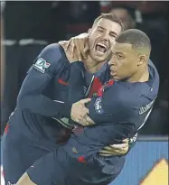 ?? ?? Kylian Mbappé es felicitado luego de marcar el gol del pase del PSG