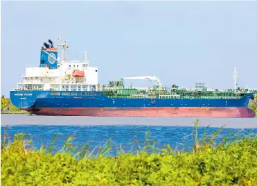  ?? JOSEFINA VILLARREAL ?? Una embarcació­n está atracada frente al sector de Las Flores, paralelo al canal de acceso en Barranquil­la.