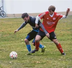  ?? Foto: Karin Tautz ?? So sehr sich Michael Müller und der SV Erlingen auch mühte, der SV Thierhaupt­en (rechts Johannes Herb) war beim 7:0-Sieg nicht zu bremsen.