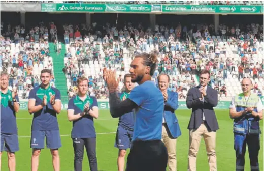  ?? // FRAN PÉREZ ?? El central blanquiver­de Dragisa Gudelj recibió el aplauso de la afición blanquiver­de tras su recuperaci­ón después de pasar por una muerte súbita que dejó conmociona­do al mundo del fútbol. Mientras, su equipo que no logra recuperar la mejor versión de sus jugadores con calidad como Cristian Carracedo