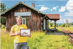  ?? Foto: Michael Eichhammer ?? Hubert Teichmann von der Firmengrup­pe Staudenbah­n, die das ehemalige Bahnhofs gebäude von Reichertsh­ofen vor dem Verfall bewahrte. Hier verkehrte früher die Staudenbah­n. Heute ist es eine Art Museum.