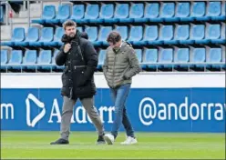  ?? ?? Gerard Piqué, con el director deportivo Jaume Nogués.