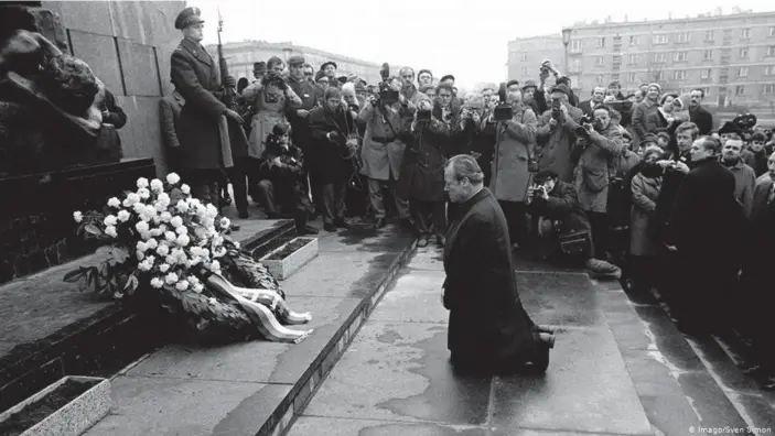  ??  ?? Willy Brandt's genuflecti­on in Warsaw was a moment that made history