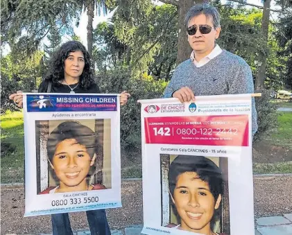  ??  ?? Incansable­s. Mónica y Javier muestran fotos de su hija en busca de testigos que puedan sumar algún indicio.