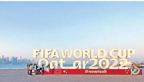  ?? FOTO: THOMAS ESSER/DPA ?? Auch jetzt noch steht der Schriftzug „Fifa World Cup Qatar 2022“in Doha.