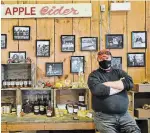  ?? BARRY GRAY THE HAMILTON SPECTATOR FILE PHOTO ?? Brantview Farms was crowned Ontario’s sweet apple cider champion at the Ontario Fruit and Vegetable Convention in Niagara Falls on Wednesday. Jay Howell is pictured here in the
St. George apple shed.